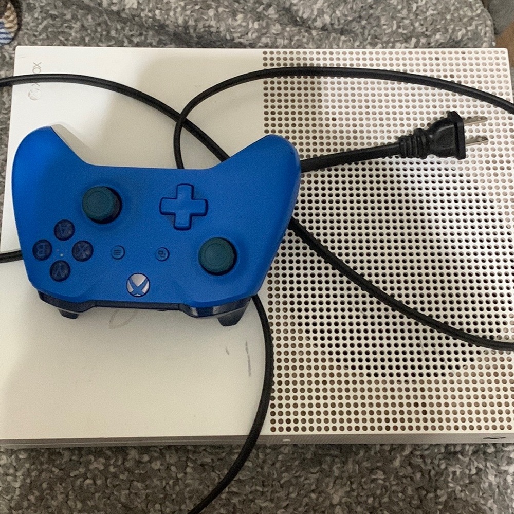 Xbox one cons with controller and cords